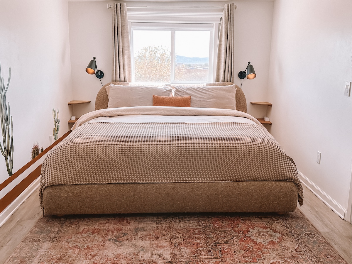 Cama tamaño king y persianas y cortinas opacas para una noche de sueño perfecta.