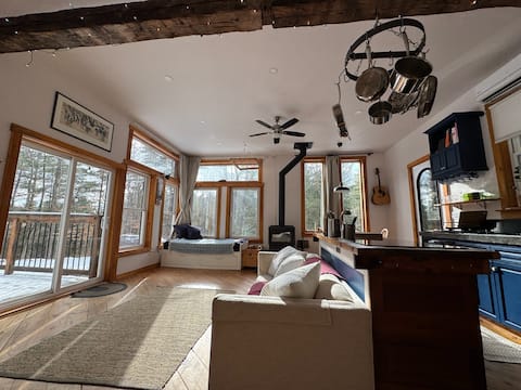 Top Airbnb: Place: Bright and Cozy Woodland Retreat in South Frontenac