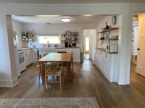 Cottage by the Bay with private Hot Tub!