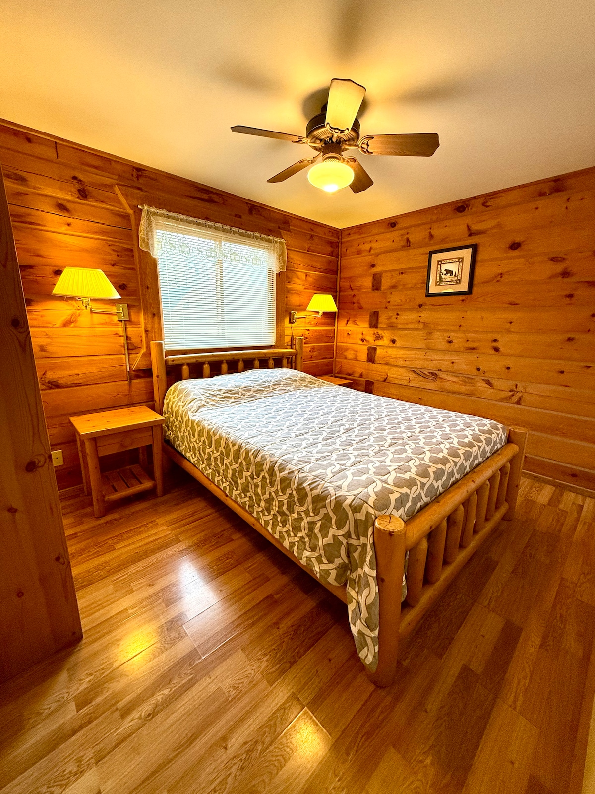 سرير حجم وسط في الطابق الرئيسي