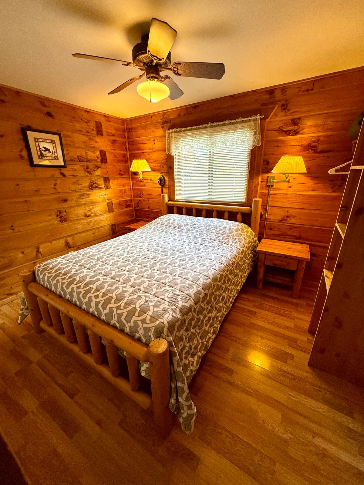 سرير بحجم كوين في الطابق الرئيسي 