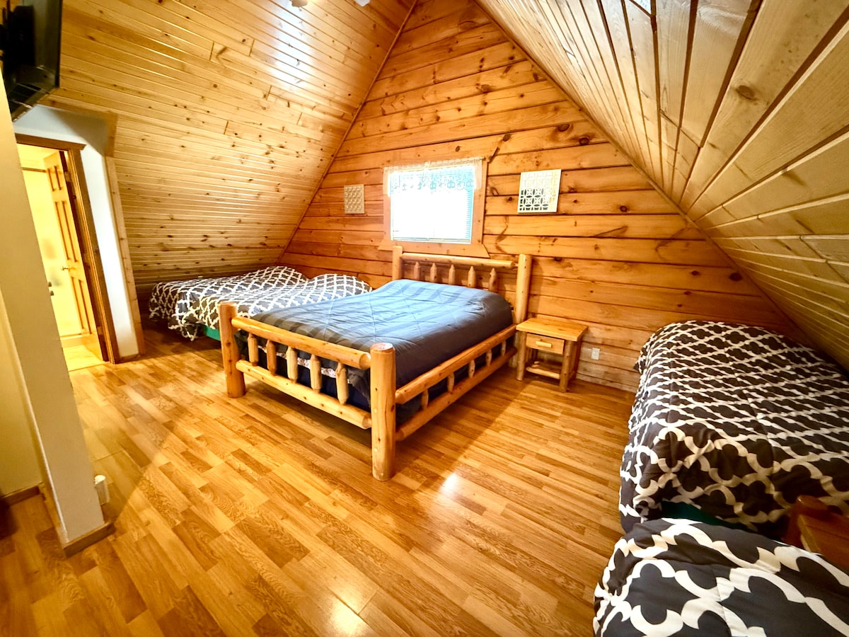 إطلالة على الشقة العلوية - سرير بحجم كوين و4 توائم وحمام كامل 