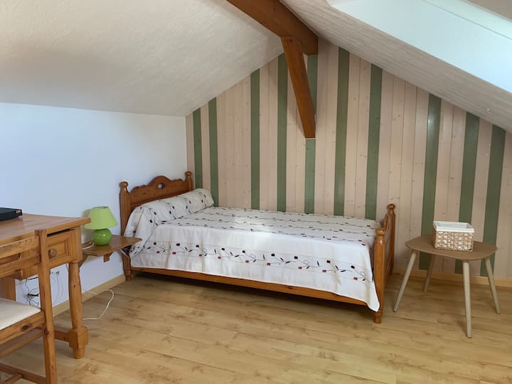 חדר השינה הרביעי בקומת הביניים פתוח לסלון ולמשרד הפינתי שלו. מיטה 90*190