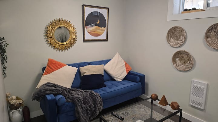 Innercity, Lower Suite, Lrt - Calgary