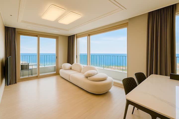 [Sokcho ANON] Royal Suite Signature Ocean View · 2 PM Check-in · 2 Rooms and 2 Bathrooms · Netflix…