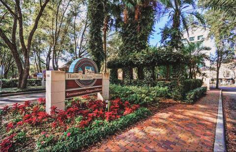 Chic 2/2 Haile Village Getaway