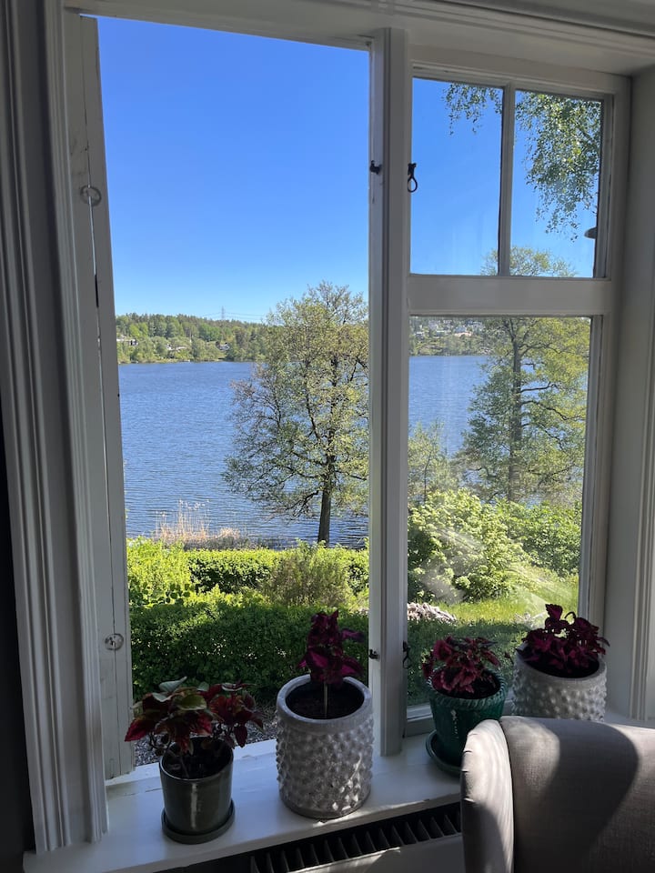 Поглед од главната спална соба со поглед на езерото Норвикен.