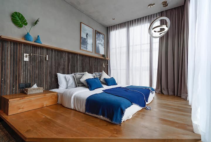 Një dhomë gjumi më e vogël me krevat dopio "king" që ndodhet në loft. 