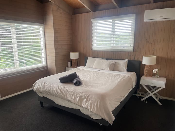 Cama tamaño king principal con baño privado 