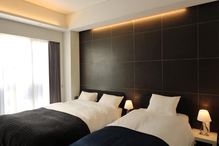 1 брачен кревет (широк 150-179 см) и 1 едине