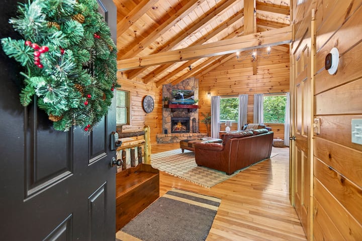 Private Hocking Hills Cabin| Hot Tub + Firepit - Ohio