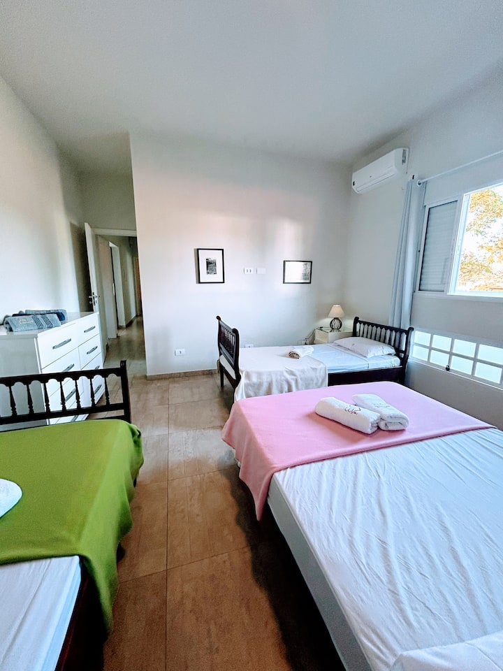 Chumba kikuu chenye bafu, kitanda kimoja cha watu wawili na vitanda 2 vya mtu mmoja 