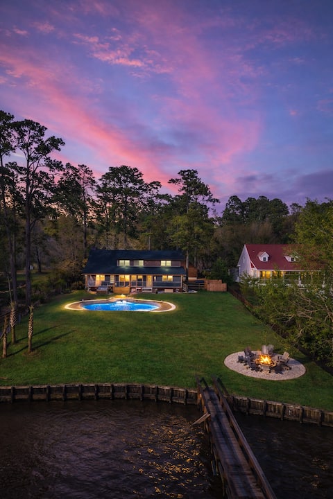 Luxurious Lakefront Log Home W/Pool & hot tub