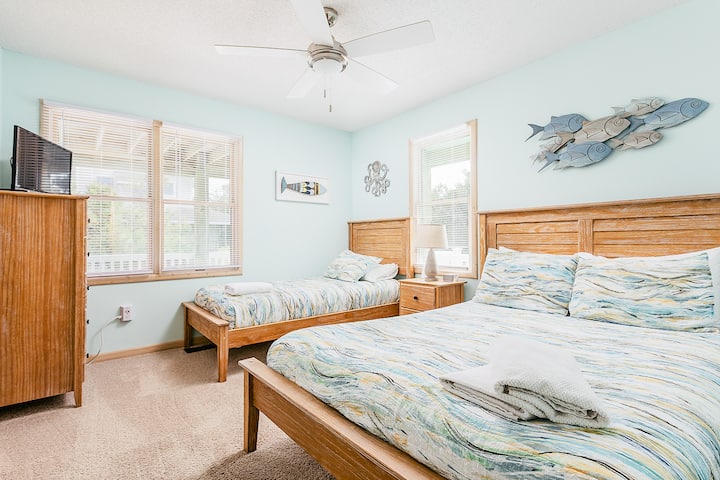 Bedroom 4 (queen + twin) is on the middle level.