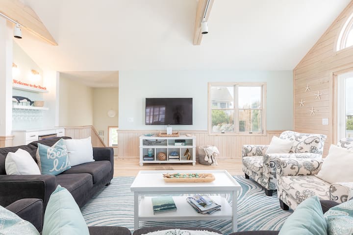 The top level features an open reverse floor plan with room for everyone to gather. Fireplace for decorative purposes only.