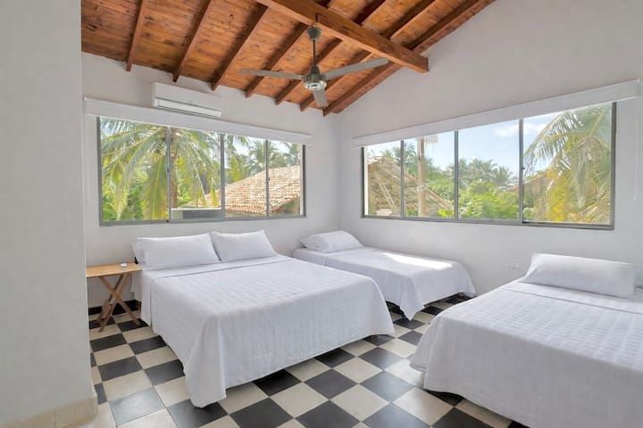 房间3 
最多可入住4人，配有一张双人床和两张单人床。 它配有专用卫生间和淋浴间、空调、吊扇和可俯瞰棕榈树的窗户。 舒适实用的休息空间。