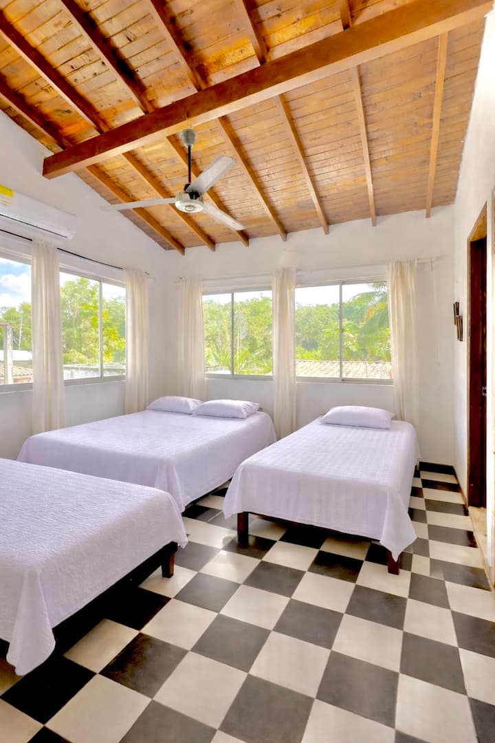 卧室4
宽敞凉爽的房间，最多可入住4人，配有一张双人床和两张单人床。 它配有卫生间和淋浴间、空调、吊扇和大窗户，自然光线充足。 休息的理想空间