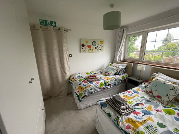 双床卧室配有两张单人全尺寸床和一个大型内置衣柜。