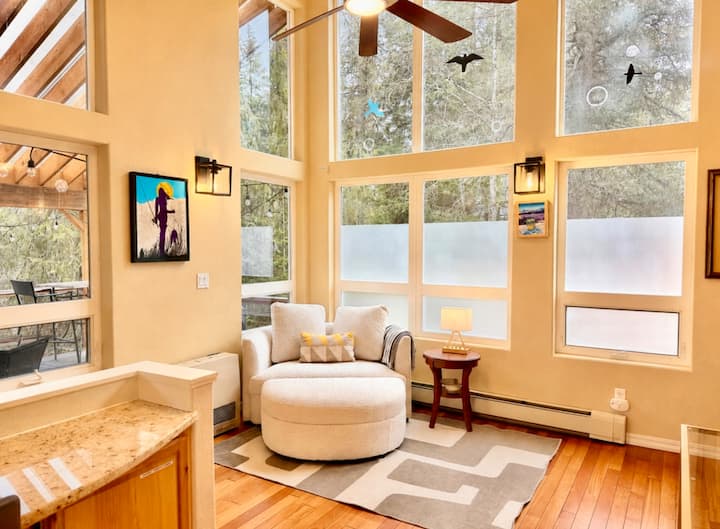 The Woodhaven  Hideaway- Girdwood Getaway Stunner - Girdwood, AK