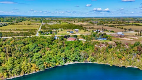 Cliffhouse on The Bay, Waterview Getaway with Pool