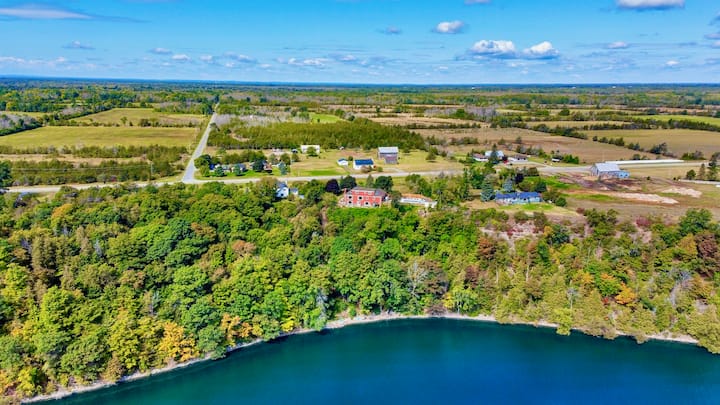 Cliffhouse on The Bay, Waterview Getaway with Pool