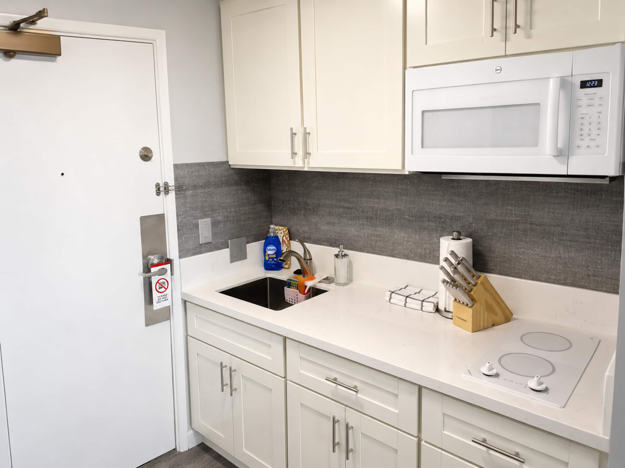 Condo in Honolulu · ★4.88 · 1 bedroom · 2 beds · 1 private bath - Image 12