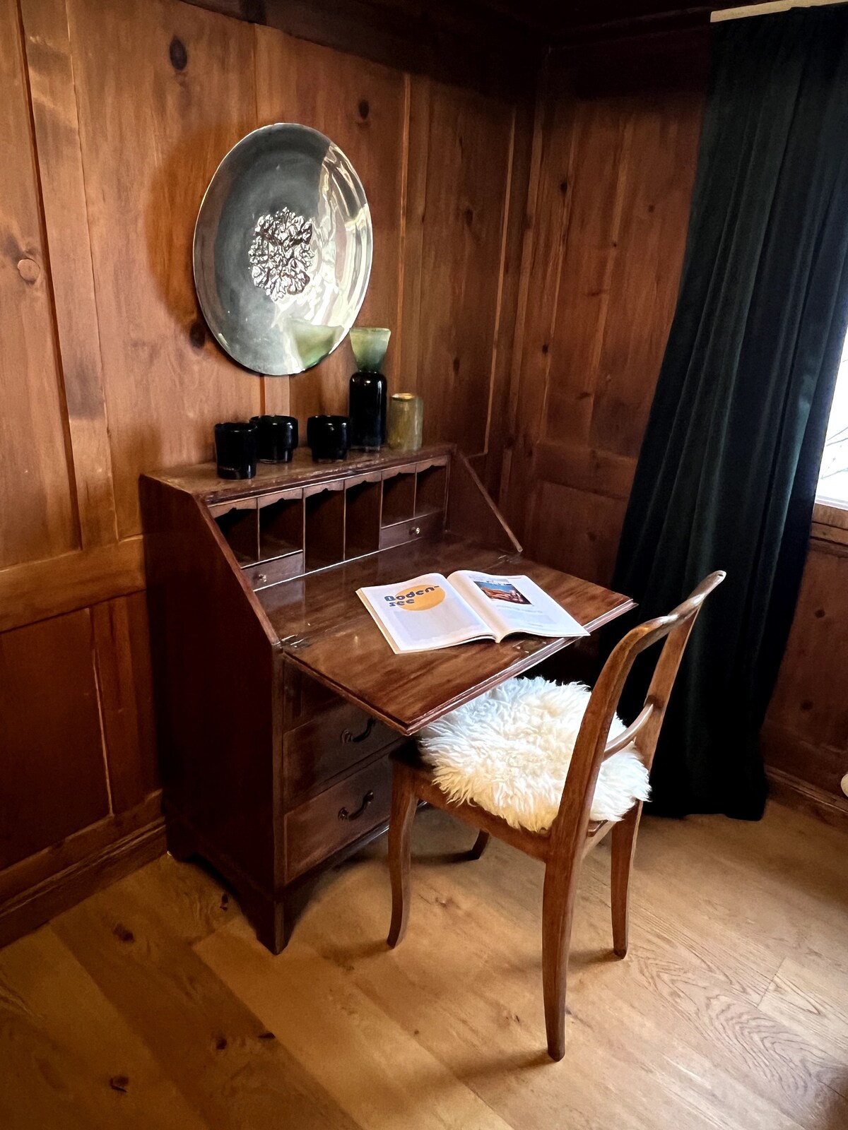 Античен скрин с чекмеджета за дрехи в спалнята на приземния етаж