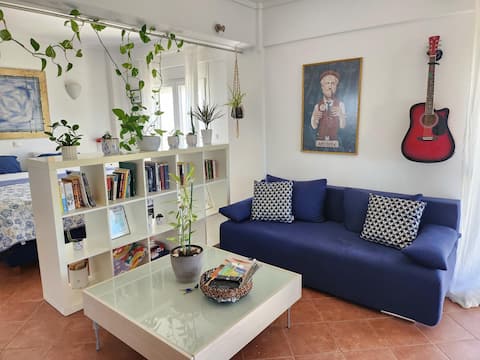 Top Airbnb: Aristotle's view - sea, flowers, space, light. in Δήμος Θερμαϊκού