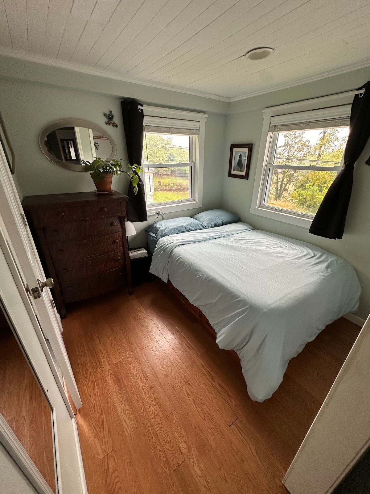 Este dormitorio es pequeño.  