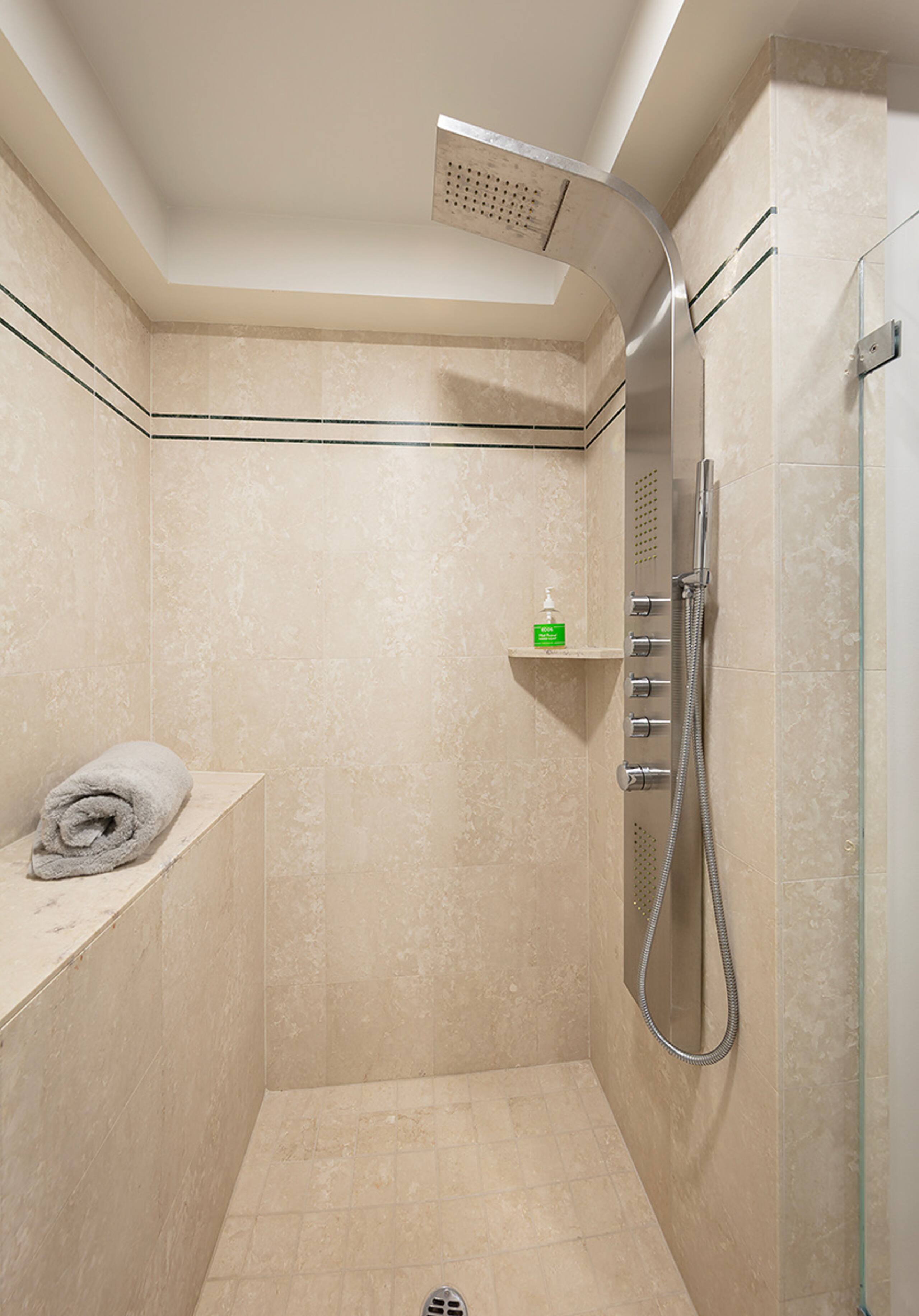 Home in San Francisco · ★4.94 · 4 bedrooms · 5 beds · 3 baths - Image 16