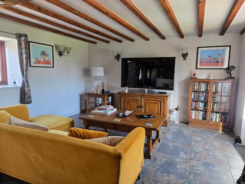 Top performing Airbnb: Luxury Country Cottage with Hot Tub in Mansfield