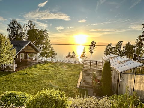 Adorable guesthouse with lake view!