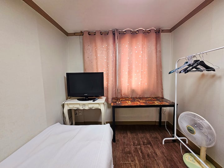 Habitación ♧grande con cama tamaño queen
Habitación ♧ pequeña con cama individual
♧TV. Refrigerador. Lavadora. Estufa de gas.  Microondas. Cafetera. Vajilla. Secador de pelo.