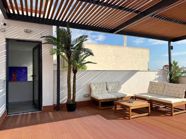 TH0 High-Standing Building Near Acropolis Rooftop