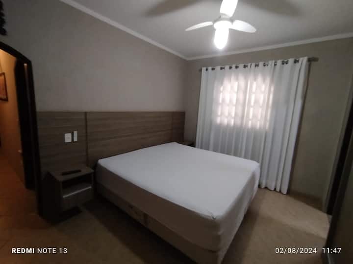 Útulný, pohodlný apartmán s manželskou posteľou, skrinkami, televízorom s otvorenými kanálmi a stropným ventilátorom. Neposkytujeme posteľnú bielizeň, uteráky ani osušky pri bazéne, len spodnú plachtu na manželskú posteľ si môžete požičať.