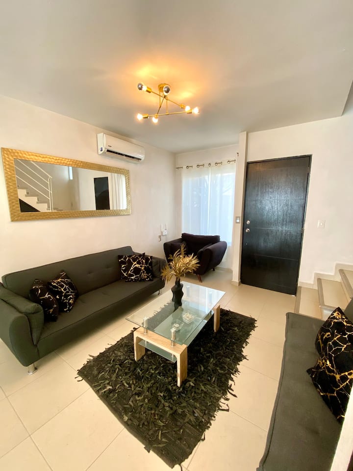 Chumba chenye vipande 3, 2 ni vitanda vya sofa, kina kiyoyozi na kitanda cha bembea