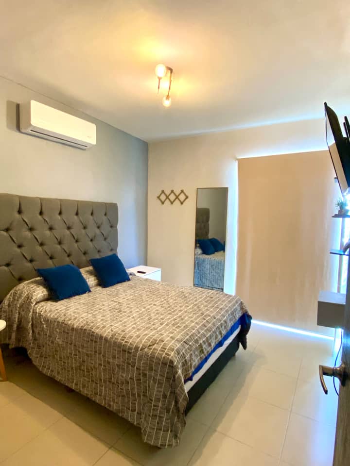 Chumba kikuu cha kulala kilicho na kiyoyozi, chenye kitanda cha wanandoa, kitanda cha sofa na televisheni janja ya 32" yenye Roku na Amazon Prime