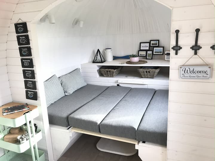 eneo la kulia chakula linabadilika kuwa kitanda cha pili cha ukubwa wa kingi kama inavyoonyeshwa