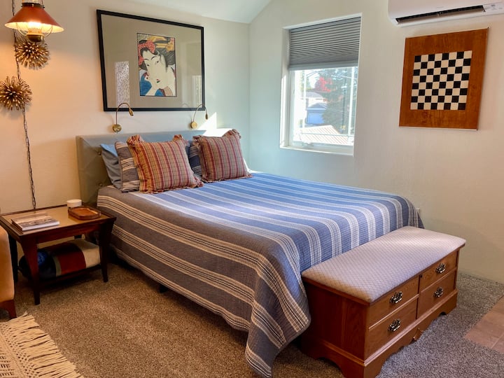 Udobna posteljina. Dodatni topli pokrivači u škrinji.