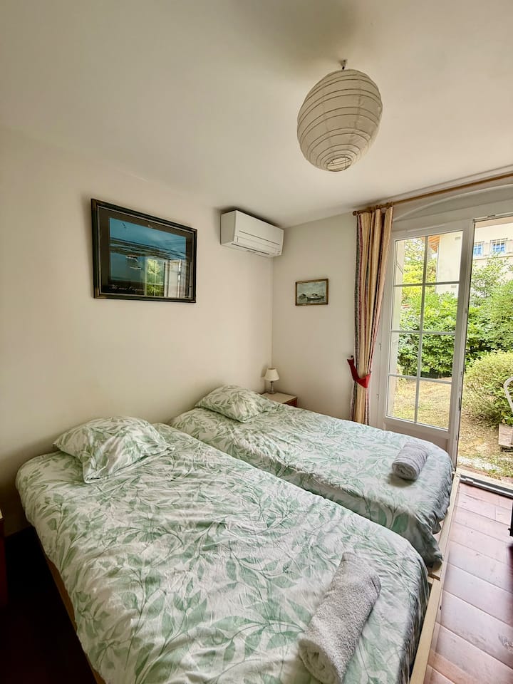 Ორი ერთადგილიანი საწოლი 