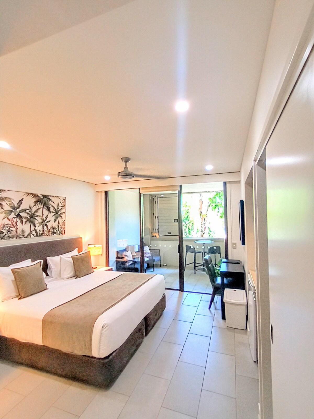 Top Airbnb: Luxury Studio 327 : Ocean Front Resort & Spa in Cairns Regional