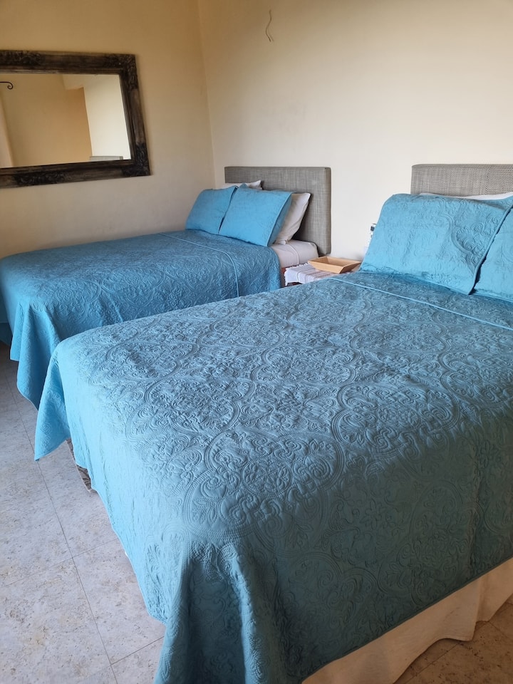 חדר בקומת הקרקע,  נוף לים, גישה ישירה לבריכה ולמרחבים המשותפים. שתי מיטות זוגיות, מזגן, מאוורר תקרה, חדר רחצה מלא ומרפסת.