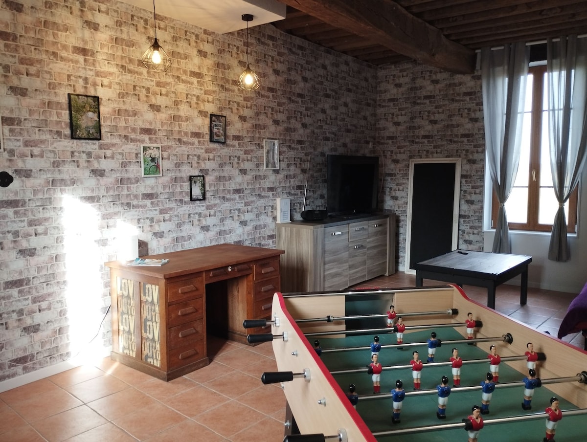 ห้องพักผ่อนในบริเวณทีวี 