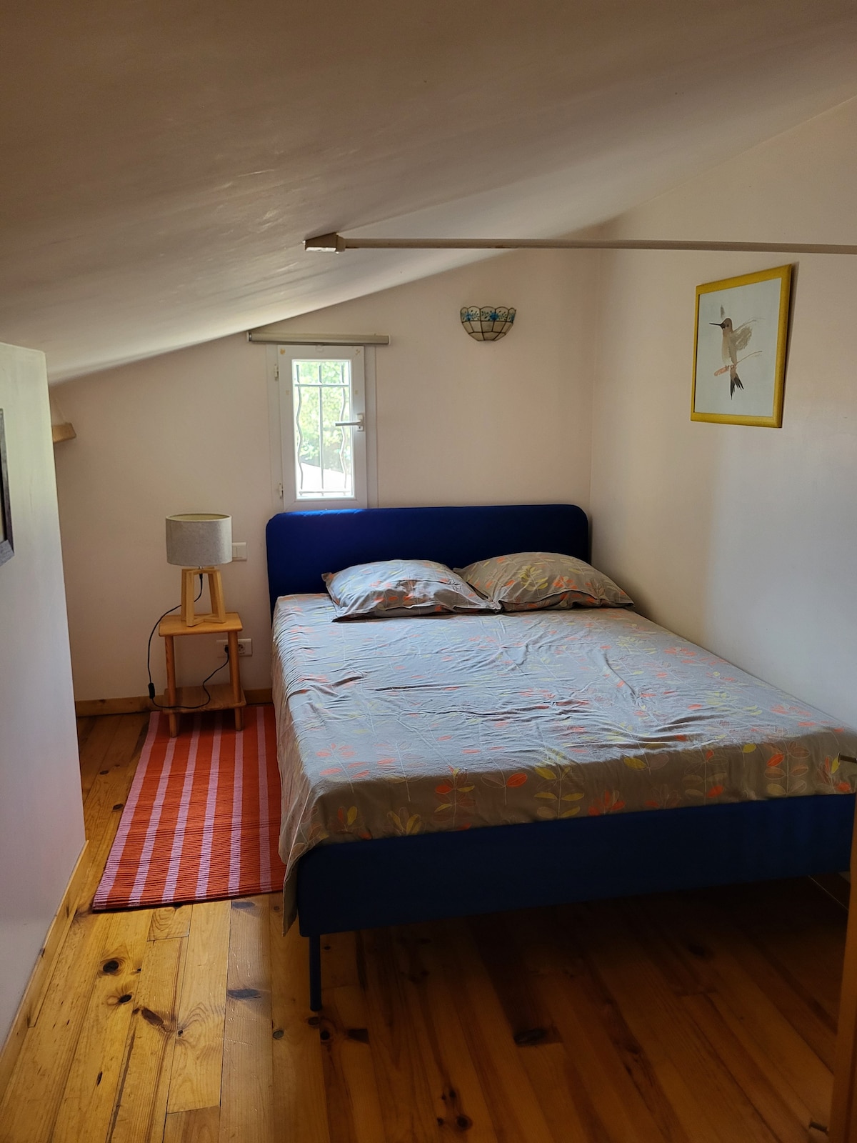 Mezzanine equipped with a 140x200 bed and a small wardrobe. 