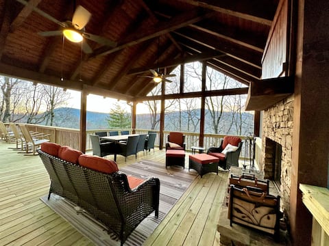 Top performing Airbnb: Honey Bee Hideaway | Views + Deck + Close to Town in Highlands