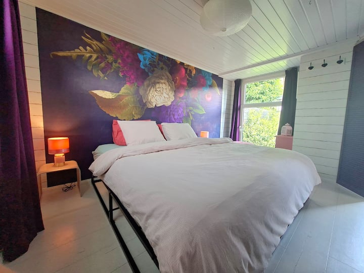 The spacious bed measures 200x200cm!