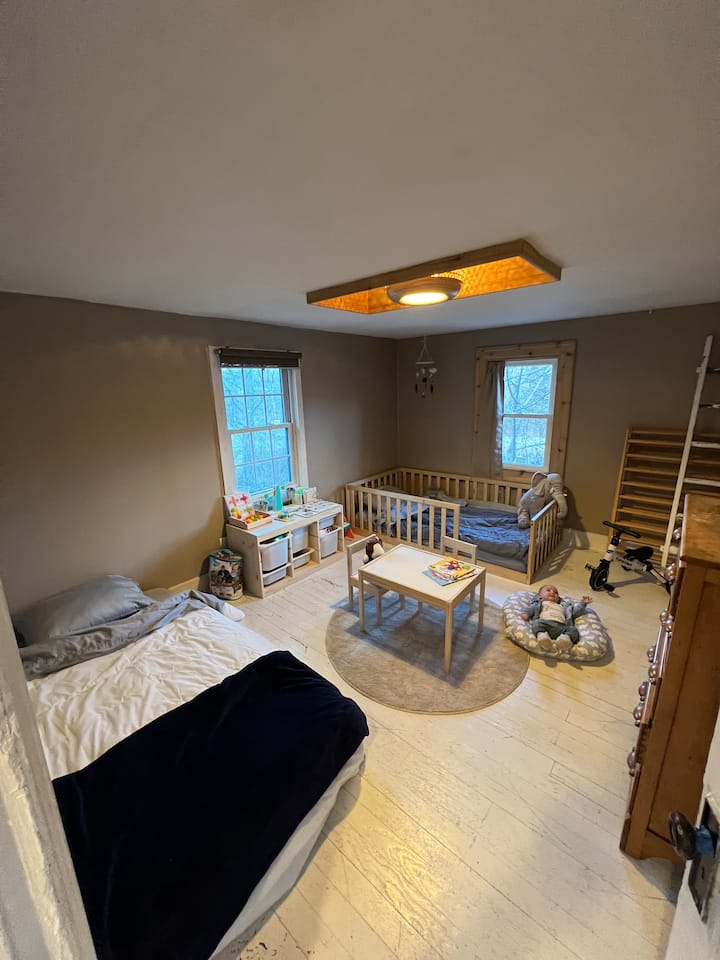 Spavaća soba 2 može biti dječja soba ili dva odvojena kreveta , imamo ruksak i igru za bebe