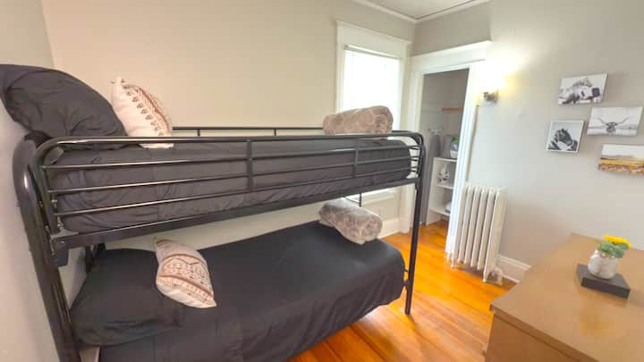 เตียงสองชั้นคู่พร้อมบันไดตู้เสื้อผ้าเต็มรูปแบบพร้อมชั้นวางของและตู้เสื้อผ้าขนาดใหญ่ที่มีที่เก็บของมากเกินพอสำหรับ (2) คน