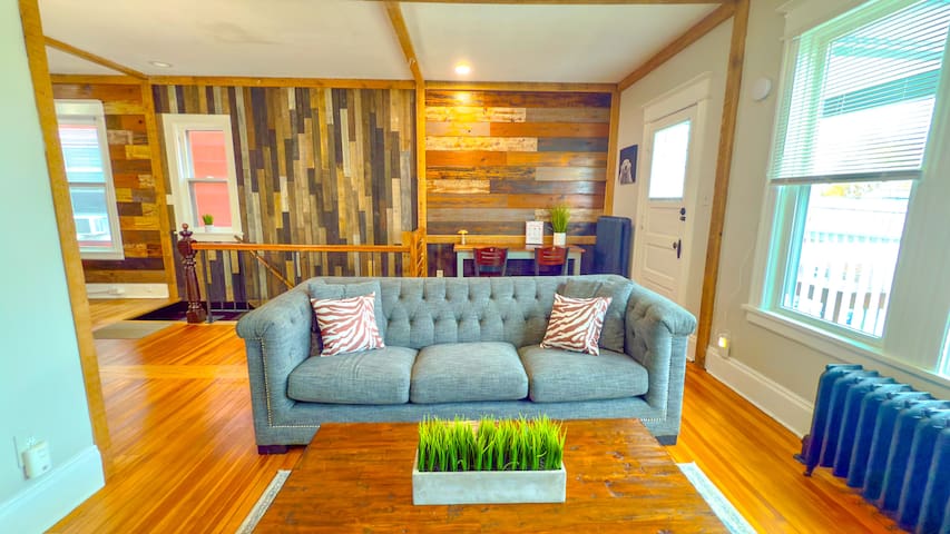 *The Rustic Home* 3 Bedroom Second Floor Apartment gallery image 2