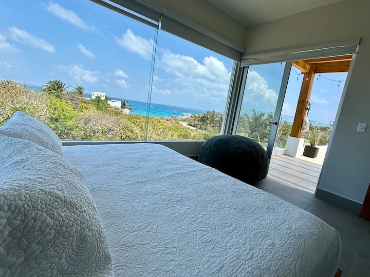 三楼海景和丛林景观卧室。 步行即可到达屋顶露台，露台上有吊床。